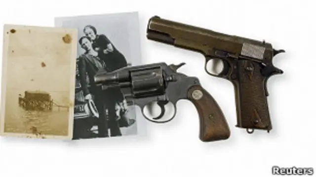 Пистолеты Бонни (ее оружие слева) и Клайда стали главными лотами на аукционе