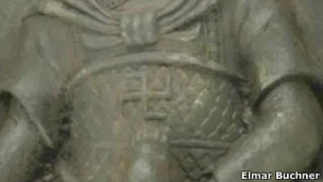 estatua con esvastica