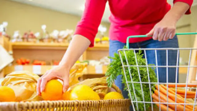Mujer comprando verduras