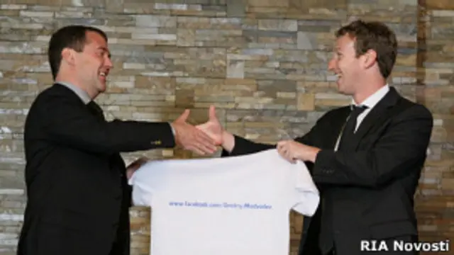 Цукерберг вручает Медведеву футболку