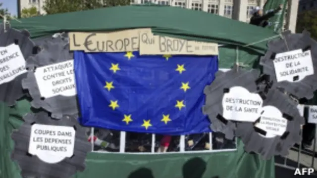 Брюссель: палатка с лозунгами участников акции протеста