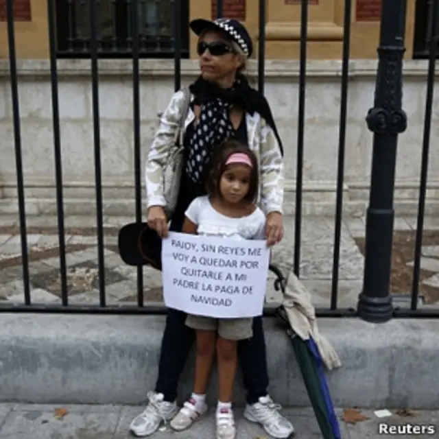 Madre e hija protestan en contra de los recortes que se estan realizando bajo el gobierno de Rajoy.