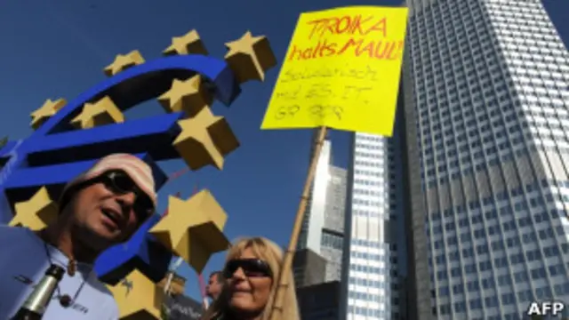 Protesta frente al Banco Central Europeo en rechazo a los ajustes. 