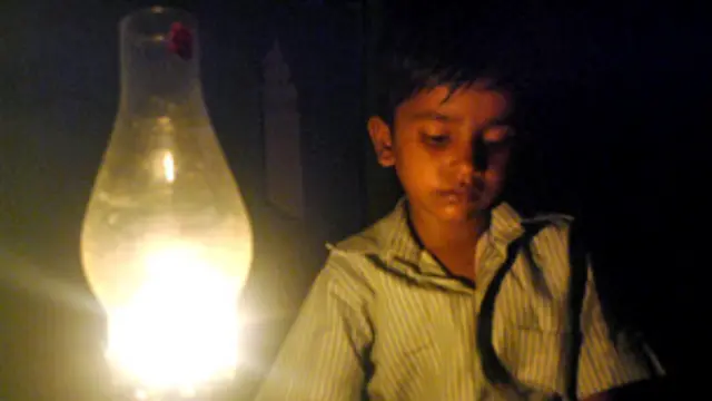 भारत में आज भी कई इलाके ऐसे हैं जहाँ बिजली नहीं पहुँची है.