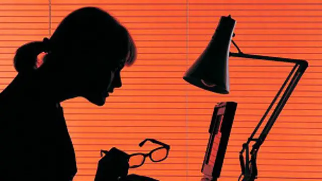 अगर आप कम रोशनी में किताब पढ़ते हैं तो आपकी आंखें उस स्थिति में भी खुद को ढाल लेती हैं