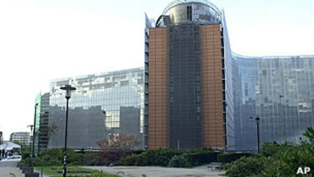 توقعات المفوضية الأوروبية للنمو الاقتصادي لمنطقة اليورو لعام 2014 تمثل تراجعا للمرة الثانية. 