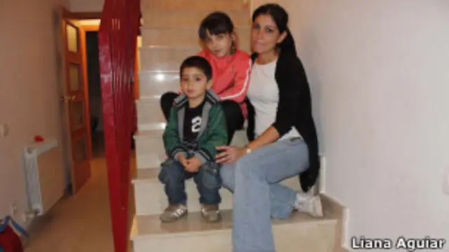 Soraya Urbano Oviedo y sus hijos (Foto: Liana Aguiar / BBC Brasil))