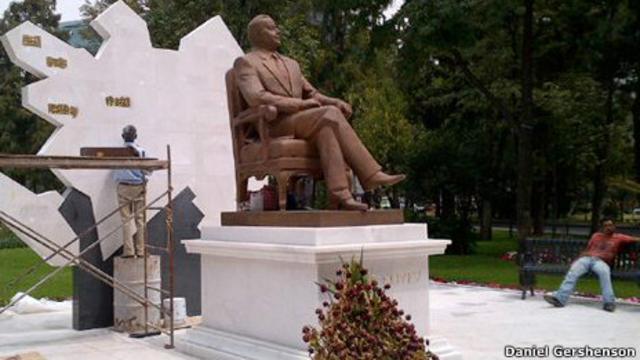 Estatua Azeri en la Ciudad de México