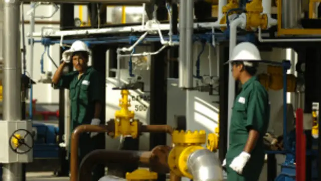 Tabajadores en una refinería en Perú