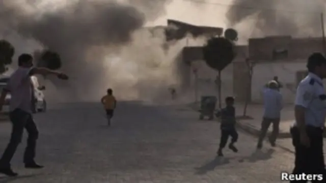 Люди в деревне Акчакале после обстрела