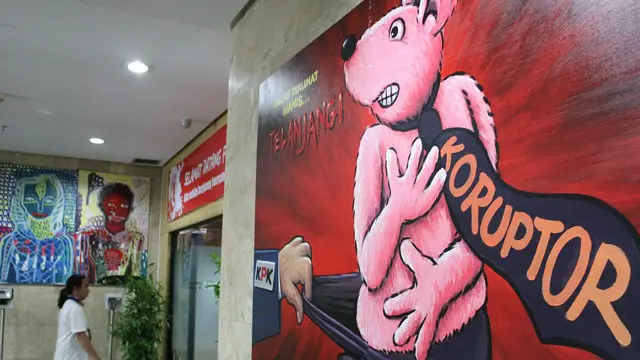 Pimpinan ICW Adnan Topan Husodo dan Emerson Yuntho diadukan oleh ahli hukum pidana Romli Atmasasmita ke Mabes Polri karena dianggap mencemarkan nama baiknya.