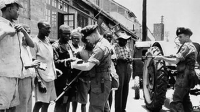Des suspects Mau Mau arrêtés par des forces de l'ordre britannique en 1953.