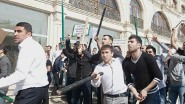 Azərbaycanda hicab qadağasına etiraz edənlərin bir qrupuna hökm oxundu