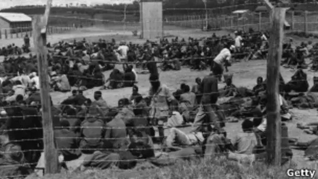 Un camp de prisonniers pour présumés Mau Mau à Nairobi en 1953.