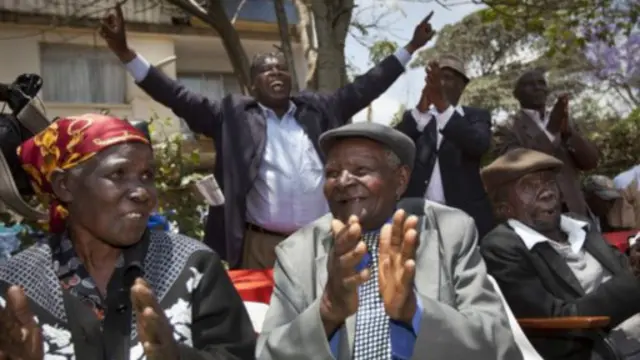 नेरोबी में फैसले पर खुशी जताते हुए कीनियाई बुजुर्ग. 