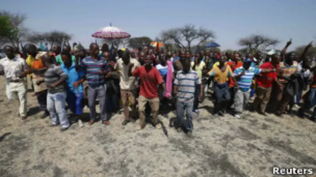 Un rassemblement de mineurs en grève près de Rustenburg début octobre