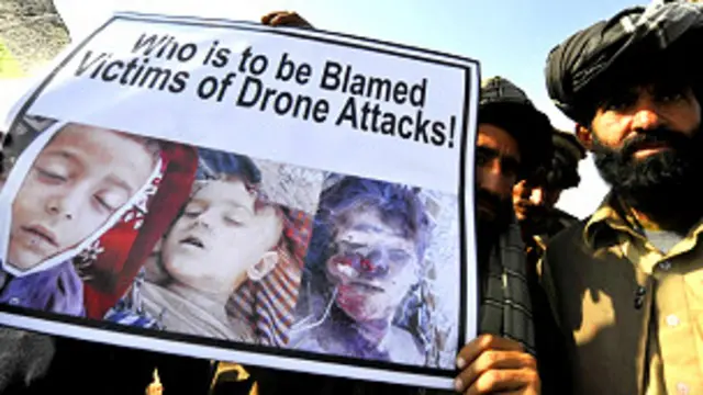 तथाकथित अमरीकी ड्रोन हमलों के खिलाफ़ फरवरी 2012 में इस्लामाबाद में विरोध प्रदर्शन करते पाकिस्तानी नागरिक.