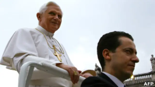 El Papa y su exmayordomo, Paolo Gabriele, en una imagen de archivo