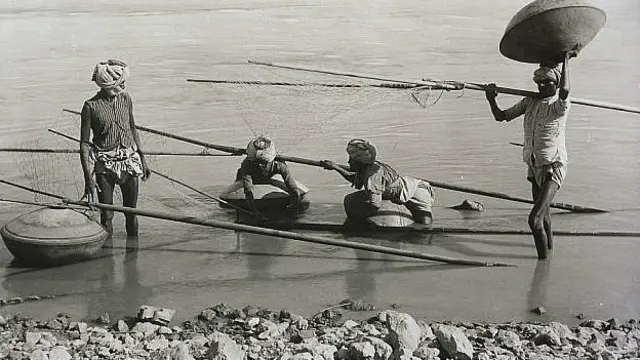 1890 में सिंधु नदी में मछली पकड़ते मछुवारे.