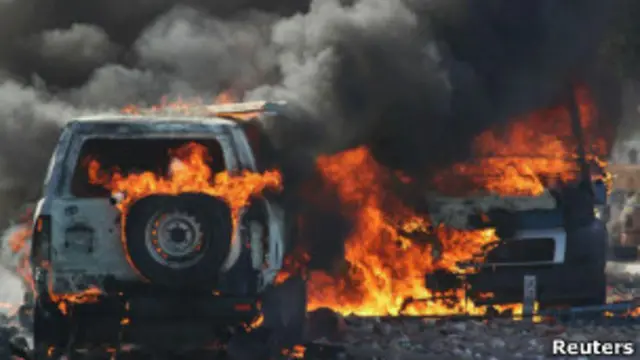 Горящие полицейские машины на острове Джерба в Тунисе