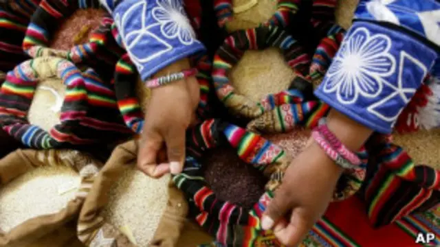 Мешочки с пряностями на рынке в Лиме, Перу