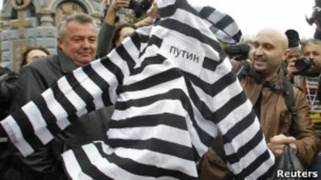 Участники акции "Проводим дедушку на пенсию" в Москве приготовили Путину в подарок тюремную робу