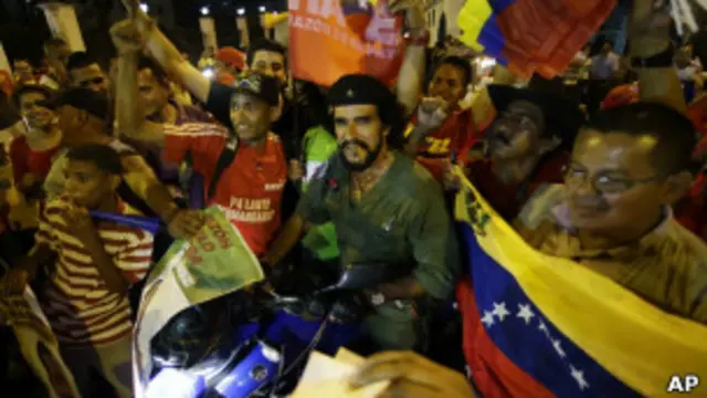 Simpatizantes de Chávez, uno de ellos vestido como el Ché Guevara
