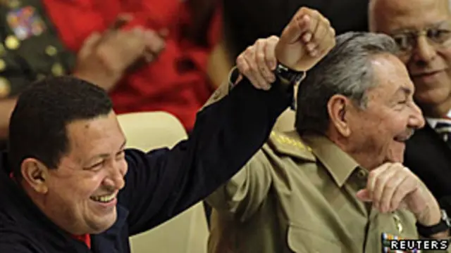 Chávez junto a Raúl Castro.