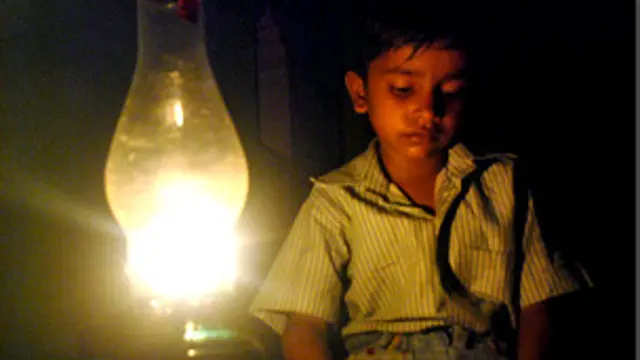 बिजली की किल्लत का असर बच्चों की पढ़ाई पर भी दिख रहा है.