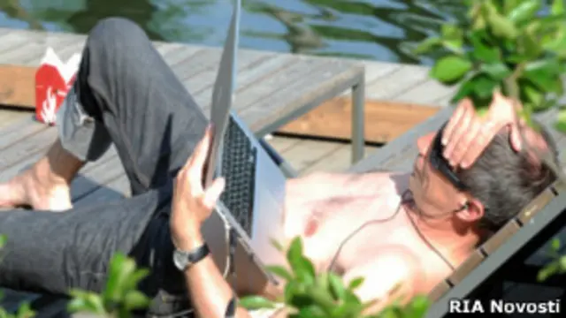 Мужчина в парке с компьютером