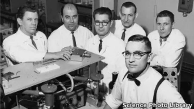 Nick Holonyak y sus estudiantes