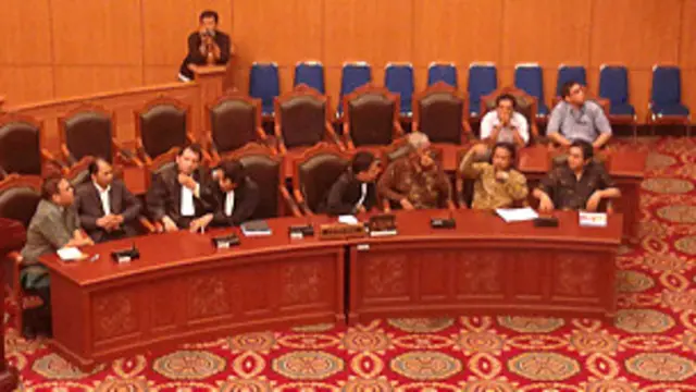 Tuntutan pemilu serempak juga sempat diajukan oleh Yusril Ihza Mahendra.