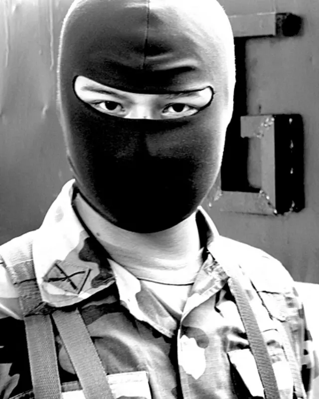 Guardia encapuchado en la cárcel de Cojutepeque, en El Salvador. Foto: BBC - IGNACIO DE LOS REYES