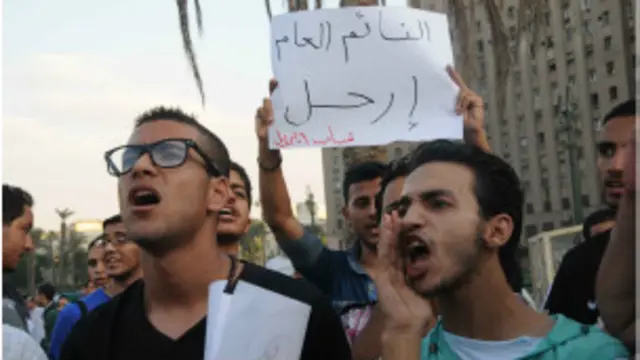 أثار قرار اقالة النائب العام جدلا رغم أن عزله كان أحد مطالب الثورة المصرية