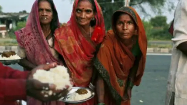 खाने की बरबादी को रोकने के लिए कुछ सामाजिक संगठन और सामाजिक कार्यकर्ता क़ानून बनाए जाने की मांग करते रहे हैं.