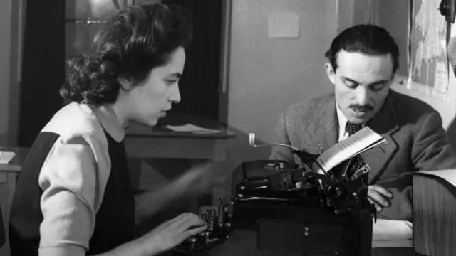 Traductor y mecanógrafa de la BBC en 1943