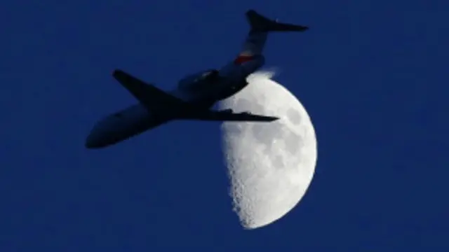 Según la teoría más aceptada la luna se formó tras el choque de la tierra y otro cuerpo celeste.