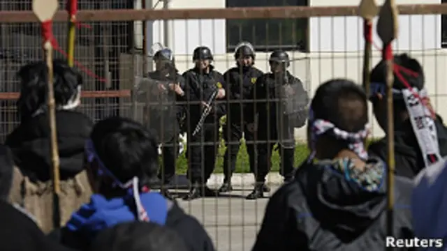 policía vigila grupos mapuches de manifestantes