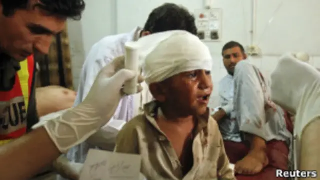 Раненый ребенок в больнице Пешавара