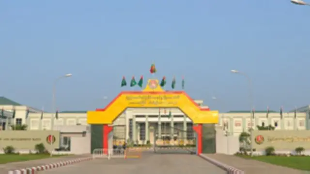 စစ်တပ် အရာရှိတွေ ပါဝင် တယ်လို့ ယူဆရတဲ့ ကား ၅ စီး ရောက်ရှိ လာပြီး ပါတီ ဌာနချုပ် အတွင်း ဝင်ရောက်