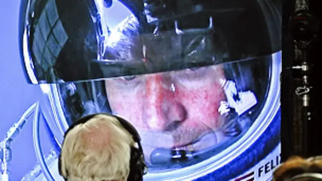 Felix ya adentro de la cápsula.