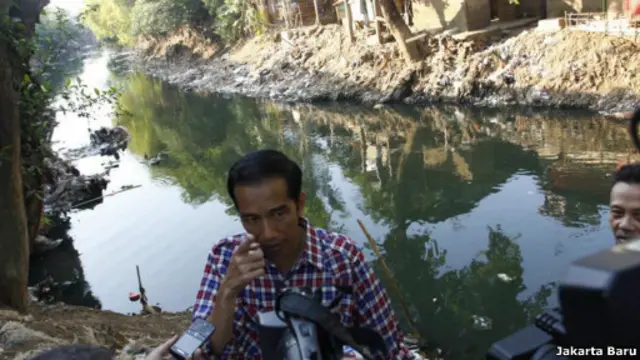 Ông Jokowi tiếp báo chí ngay tại một khu xóm nghèo bên cống rãnh
