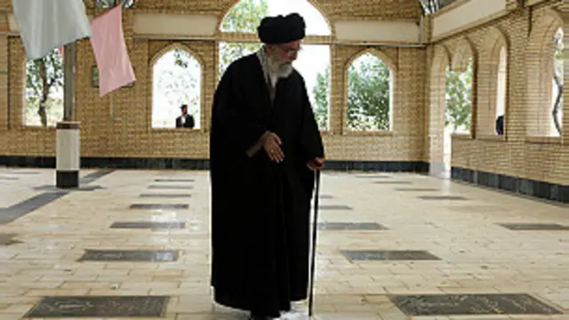 آیت الله خامنه ای می گوید وعده کشورهای غربی در کاهش تحریم ها، دروغ است