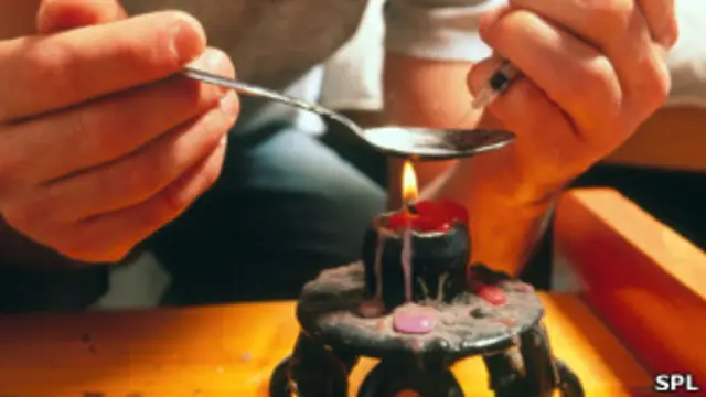 Мужчина употребляет героин