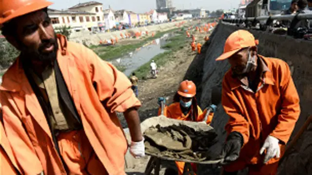 براساس قانون کار افغانستان، کار فرما موظف است، در صورت بروز حادثه، کارگر را به بیمارستان منتقل و هزینه مداوای وی را فراهم کند و در صورتی که امکان مداوای او در داخل افغانستان فراهم نباشد باید به خارج از این کشور فرستاده شود و تمام هزینه سفر و مداوای کارگر بر عهده کارفرما است