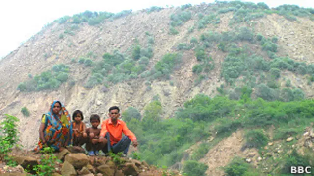 एनसीएल की कोयला खदान वेदांती प्रजापति के घर के पीछे तक पहुंच चुकी है. खदान के नीचे बैठे वेदांती प्रजापति और उनका परिवार.