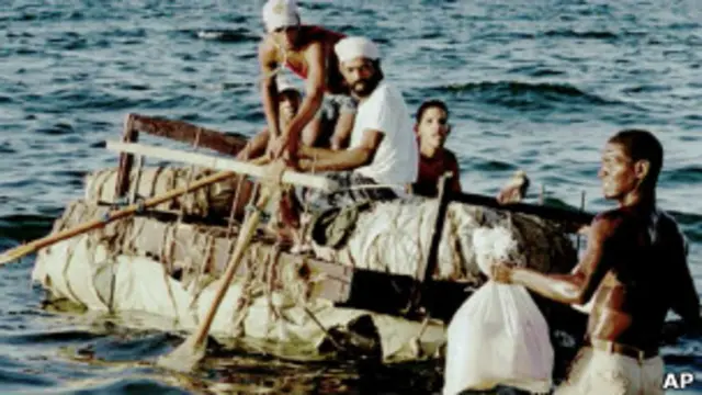 كوبيون في قارب هجرة