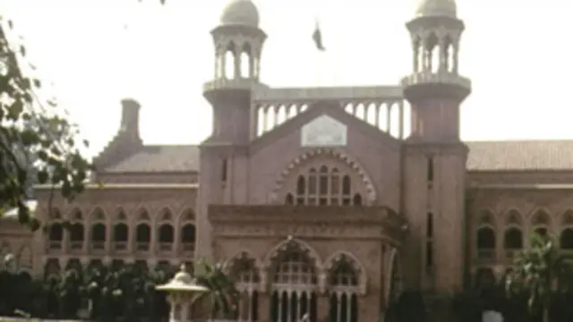 پولیس وايي د فرزانې د ژغورلو هڅه یې وکړه خو ونه توانېدل. 