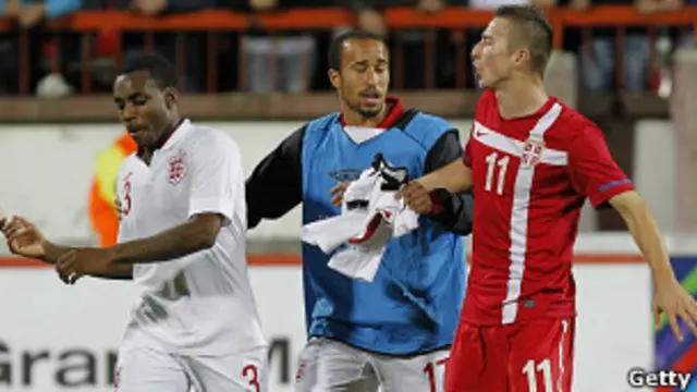 El jugador Danny Rose aseguró haber recibido insultos racistas de los hinchas serbios.