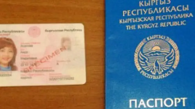 Sinfdoshlar bilan porno tomosha qiling Rus hojatxonasida yashirin kamerani tomosha qiling